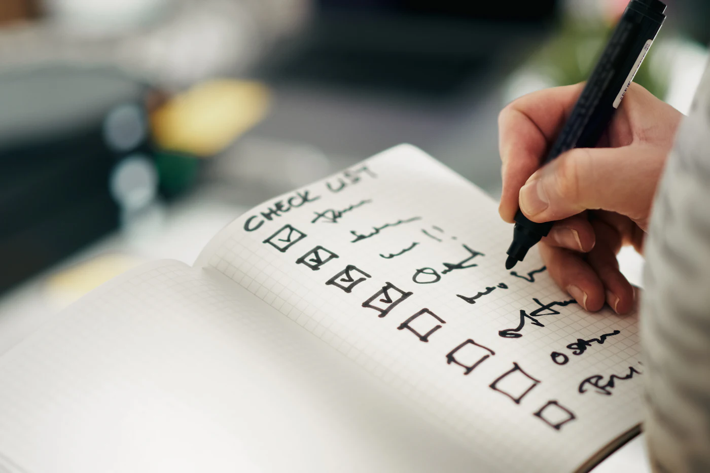 يد تكتب قائمة مهام التنظيف