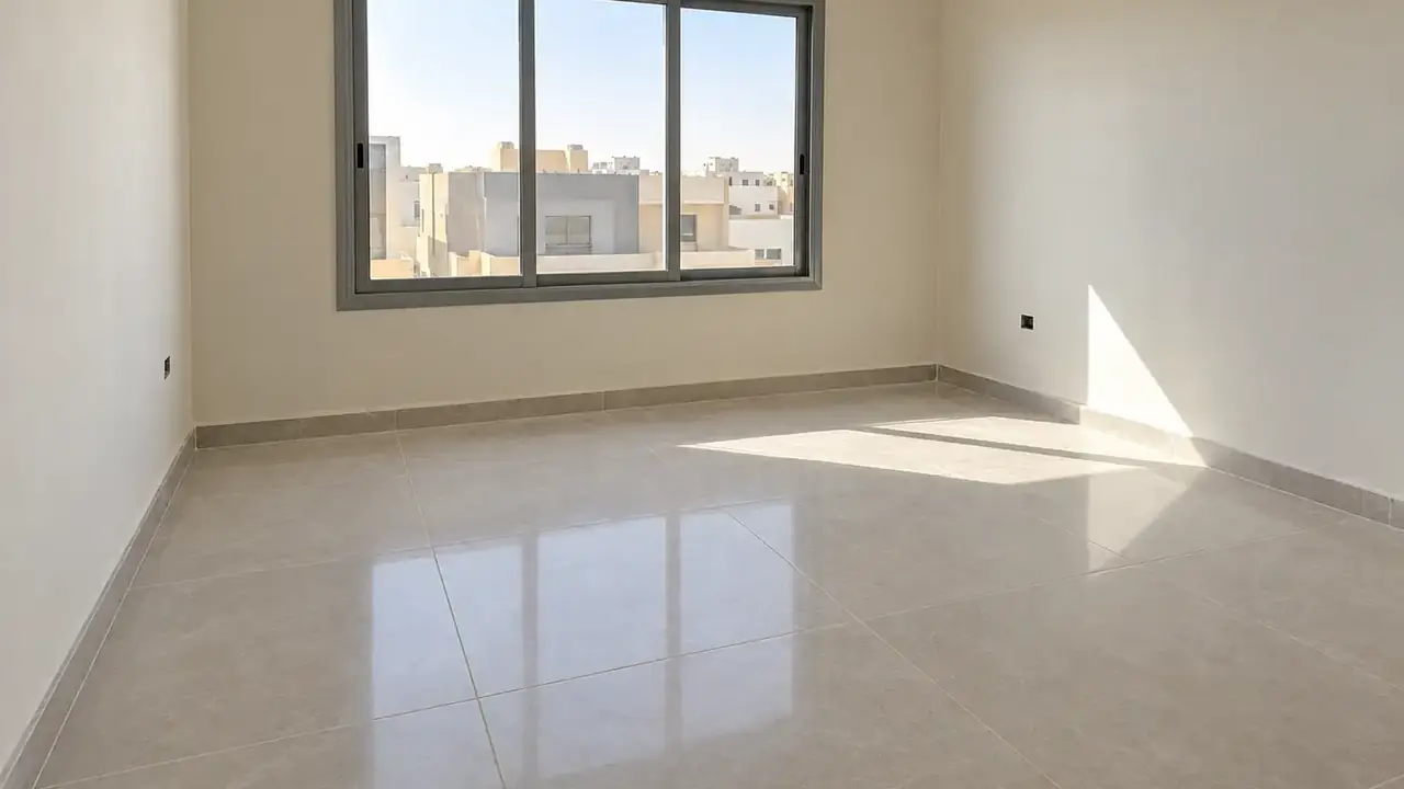غرفة شقة جديدة من غبار التشطيب إلى أرضية نظيفة